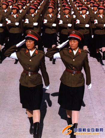 <em>国庆阅兵女兵</em>踢飞皮鞋换上皮靴